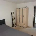 Cozy London Apartment Great For Professionals