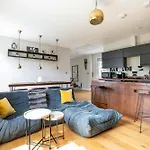 Rustic And Contemporary Haven In Brixton