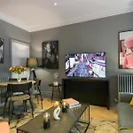 Urban Chic - Broad Court