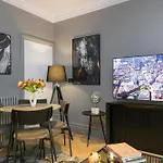 Urban Chic - Broad Court