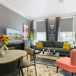 Urban Chic - Broad Court