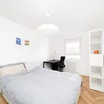 Cozy Double Bedroom At Earlsferry Way Shared Flat