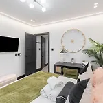 Unwind In Style 2Br With Cozy Backyard For Groups