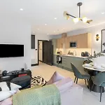 Unwind In Style 2Br With Cozy Backyard For Groups