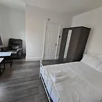 Limehouse Townhomes-4 Bedrooms 3 Bathrooms Garden