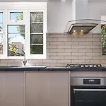 Limehouse Townhomes-4 Bedrooms 3 Bathrooms Garden