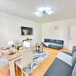 Two Bedroom Apartment Near Paddington Station