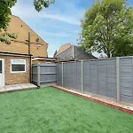 Stylish Newly Renovated Large Home With Garden Pass The Keys