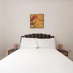 Stylish Newly Renovated Large Home With Garden Pass The Keys