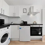 The Kensal Suite - Modern, Warm & Cosy Studio Apartment