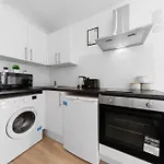 The Kensal Suite - Modern, Warm & Cosy Studio Apartment