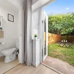 The Kensal Suite - Modern, Warm & Cosy Studio Apartment