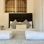 Luxury Four Bedroom Apartment Near Oxford Street