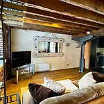 Vibrant Riverside Apartment Canary Wharf