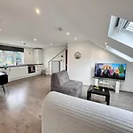 Hatton Apartments Heathrow Airport- Free Parking-Free Underground To And From Heathrow Airport Hatton Cross See Picture-See London Fast Hatton Cross To Central London 30Min