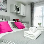 Cosy Flamingo Studio In Sydenham