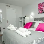Cosy Flamingo Studio In Sydenham