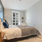 Elegant 2 Bed Apartment Within Many Attractions