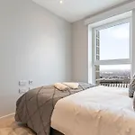 Elegant 2 Bed Apartment Within Many Attractions