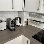 1Bed Flat With City Views - 1Min Walk To Tube Station