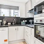 Luxstay Holland Park Apartment With Ac