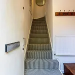 Bright & Cosy One-Bed Apartment