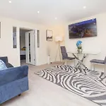 Modern London 1 Bed Apartment, Own Garden!