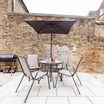 Modern London 1 Bed Apartment, Own Garden!