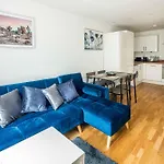 One Bedroom Apartment Near Central London With Private Balcony