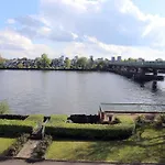 Riverfront Executive Home With Garage & Balcony Overlooking The Thames