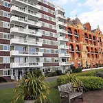 Riverfront Executive Home With Garage & Balcony Overlooking The Thames