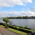 Riverfront Executive Home With Garage & Balcony Overlooking The Thames