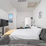 New 3Bed Stylish Apartment With Amazing Transport