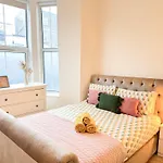 1-Bedroom Flat With Small Garden & Paid Parking In Finsbury Park, Highbury