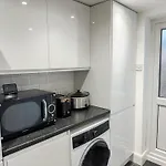 1-Bedroom Flat With Small Garden & Paid Parking In Finsbury Park, Highbury