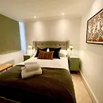 2Bed Kings Road Chelsea Apt, London