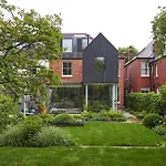 Earth Tones & Greenery: 4Br Flat Sleeps 8