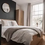 Modern Cosy Apartment In London, Sw9