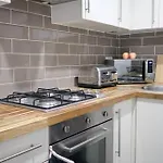 Modern Cosy Apartment In London, Sw9