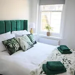 Wanstead Gem! Bright, Cosy & Immaculate 1 Bed Apartment On The High Street!