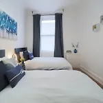 F1 Cozy 2 Bed Flat Opposite Olympia London Sleeps 5 People