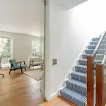 Stunning 4 Bedroom Home In Holland Park