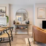 Earthy Elegance Stylish 4Br For Urban Escapes