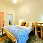 Charming Home With Private Balcony, On 1St Floor, With 2 Bathrooms, 3 Min Walk To Earl\'S Court Station
