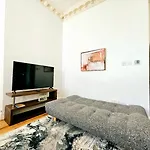 Charming Home With Private Balcony, On 1St Floor, With 2 Bathrooms, 3 Min Walk To Earl\'S Court Station