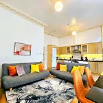Charming Home With Private Balcony, On 1St Floor, With 2 Bathrooms, 3 Min Walk To Earl\'S Court Station