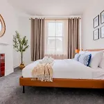 Large & Charming 5Br House Near Kensington Olympia