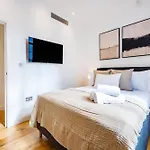 Luxury Apt Aircon 3 Bedr, 4 Beds, 2 Bath Trafalgar Sq
