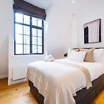 Luxury Apt Aircon 3 Bedr, 4 Beds, 2 Bath Trafalgar Sq