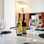 Luxury Apt Aircon 3 Bedr, 4 Beds, 2 Bath Trafalgar Sq